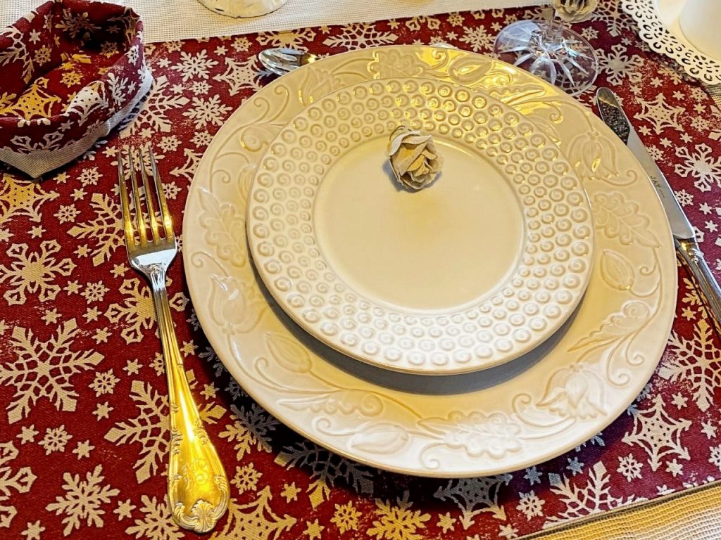 Mantel individual estrellas granate y beige