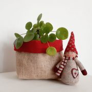 Cesta de tela roja y yute natural