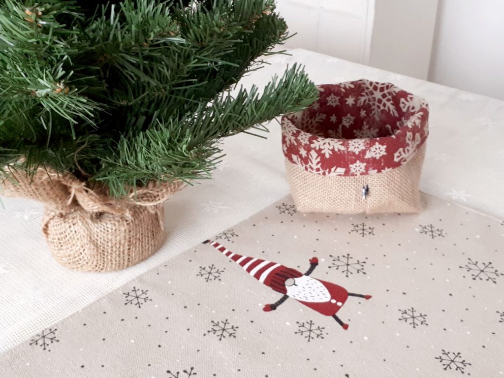 Cesta pequeña de tela de estrellas y yute