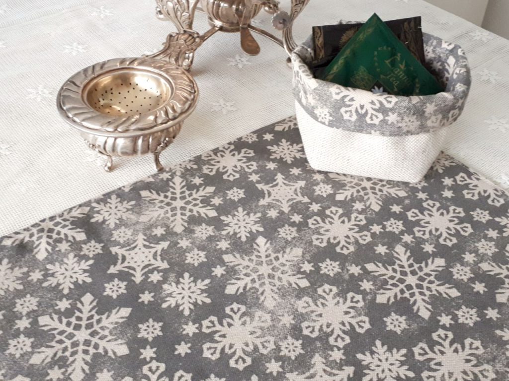 Cesta pequeña de tela gris con estrellas