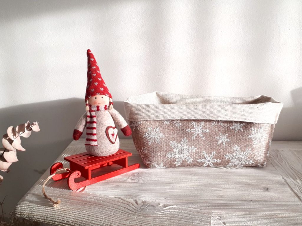 Panera grande de yute y copos de nieve