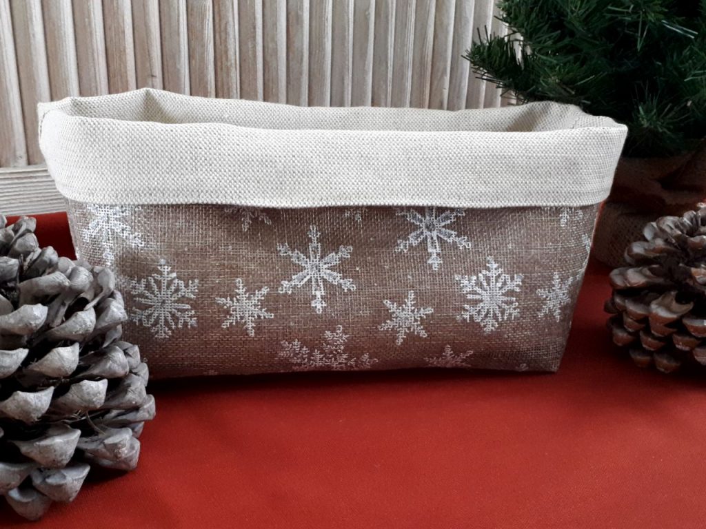 Panera grande de yute y copos de nieve