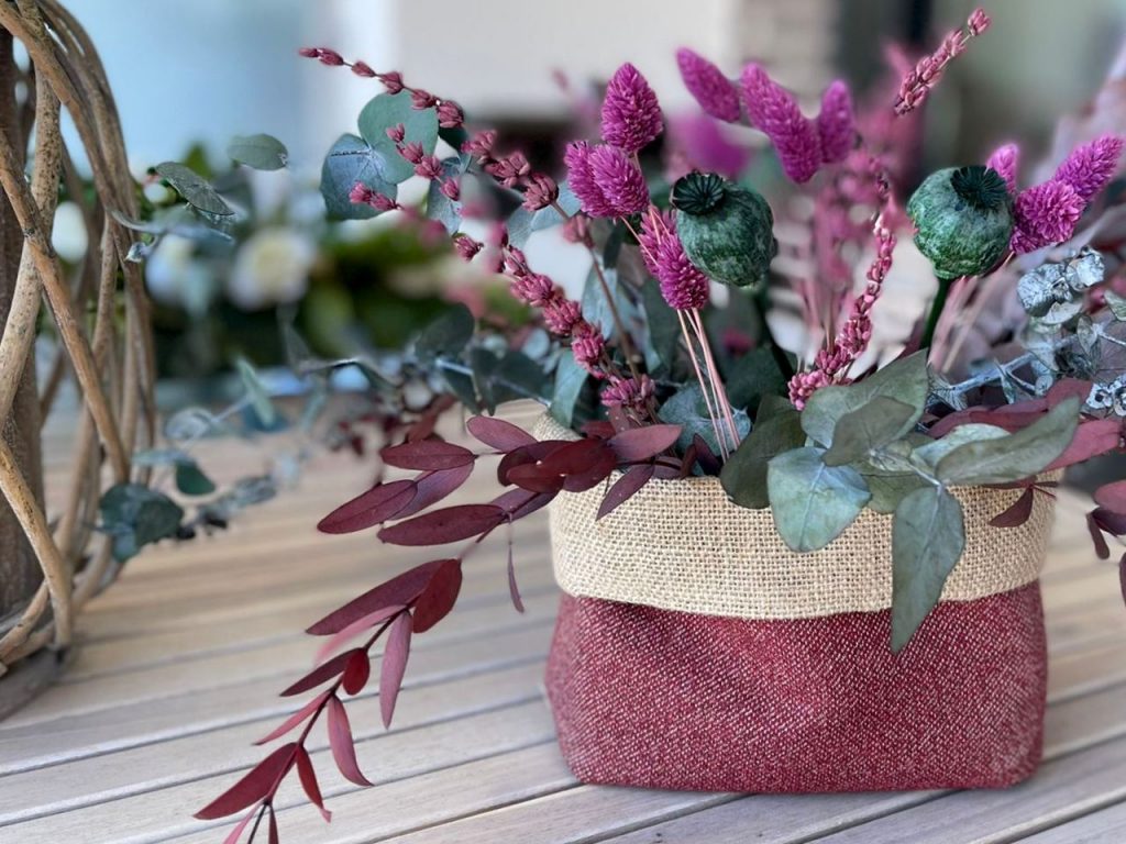 Cesta de tela con flores preservadas