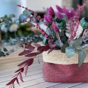 Cesta de tela con flores preservadas