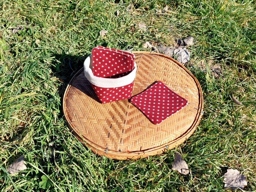 Cesta y posavasos estrellas burdeos