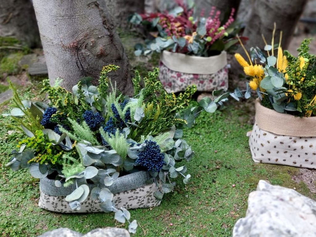 Disfruta nuestras cestas con flores preservadas