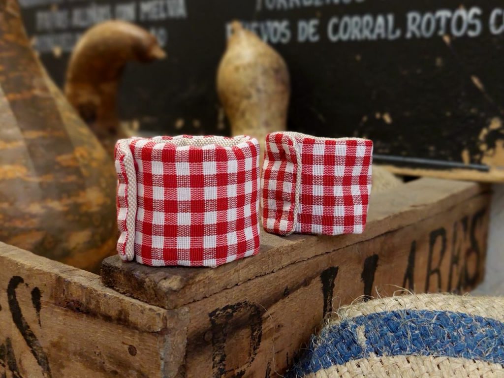 Servilleteros de tela vichy rojo y blanco